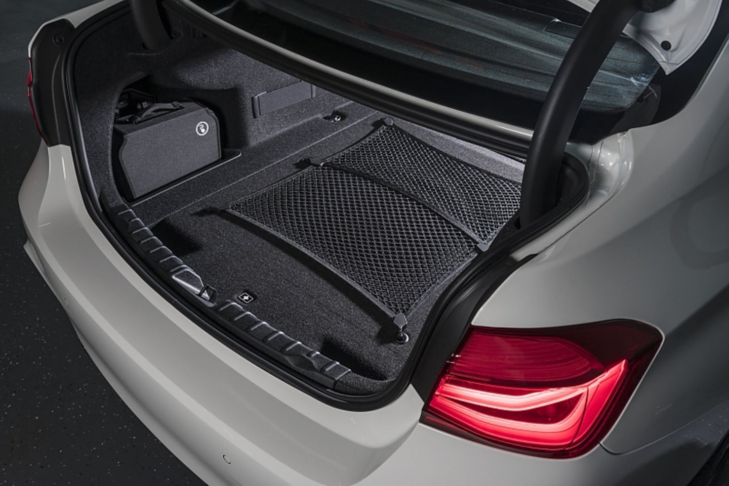 BMW 330e - der Laderaum reduziert sich von 480 auf 370 Liter
