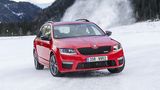 Der schwarze Kühlergrill verleiht dem Skoda Octavia RS 4x4 Combi Präsenz