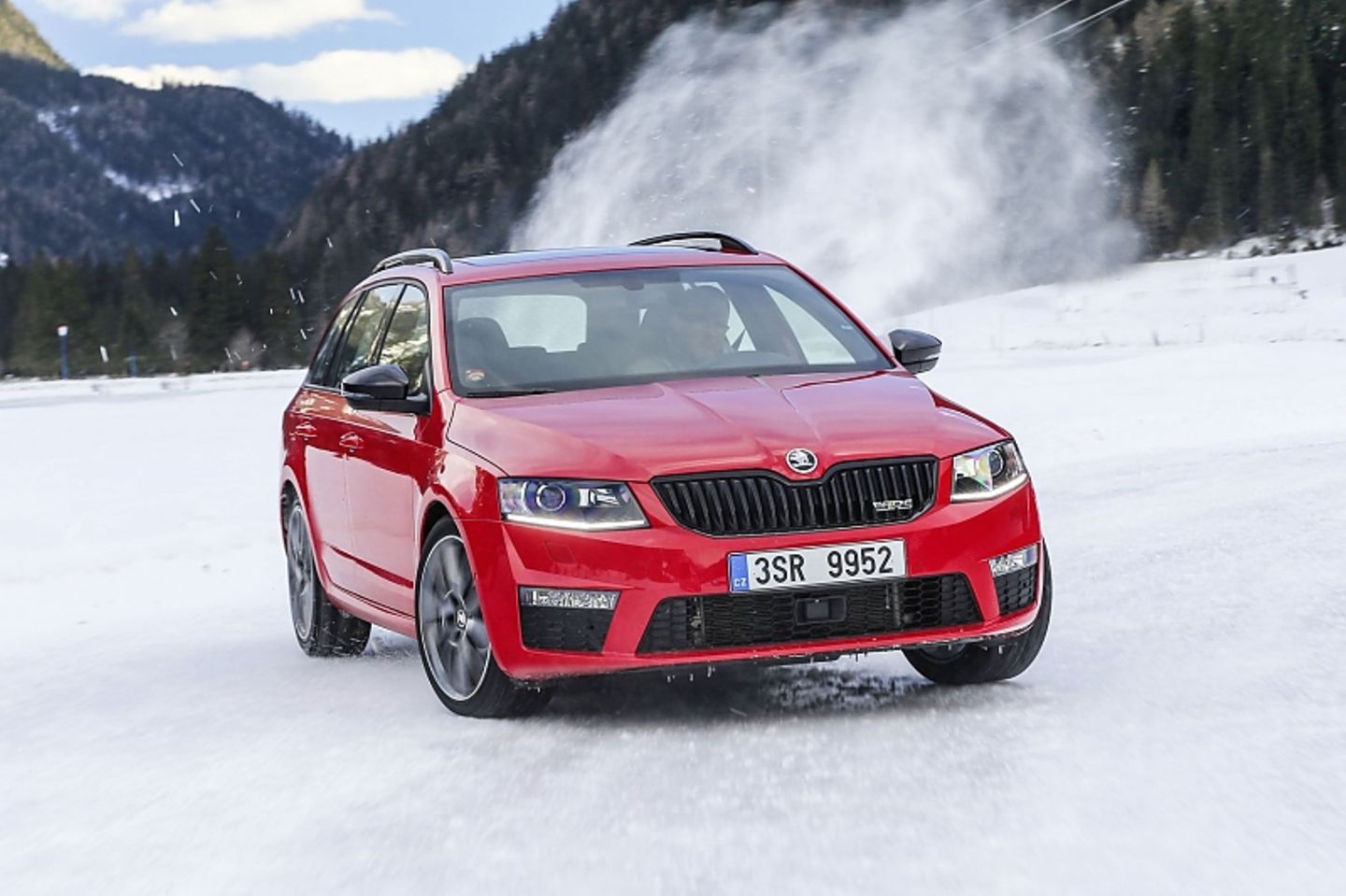 Der schwarze Kühlergrill verleiht dem Skoda Octavia RS 4x4 Combi Präsenz