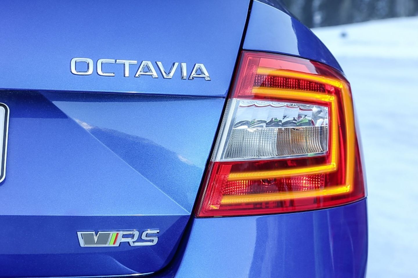 Die Typenbezeichnungen auf dem Heck verraten den potenten Allrad-Diesel