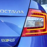 Die Typenbezeichnungen auf dem Heck verraten den potenten Allrad-Diesel