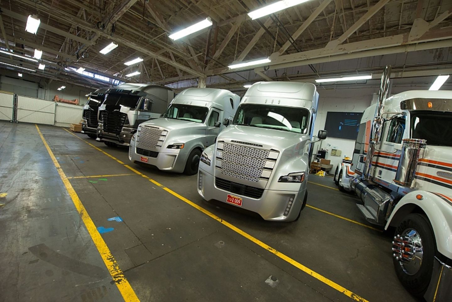 In einer Halle in Portland Oregon stehen verschie Concept Trucks