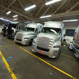 In einer Halle in Portland Oregon stehen verschie Concept Trucks