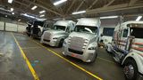 In einer Halle in Portland Oregon stehen verschie Concept Trucks