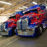 Zwei Optimus-Prime-Trucks stehen bereit