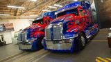Zwei Optimus-Prime-Trucks stehen bereit