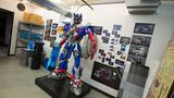 In Chris\' Büro steht eine Statue des Optimus-Prime-Roboters