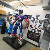 In Chris\' Büro steht eine Statue des Optimus-Prime-Roboters