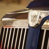Das Emblem der Autobots ist am Kühler zu erkennen