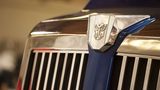 Das Emblem der Autobots ist am Kühler zu erkennen