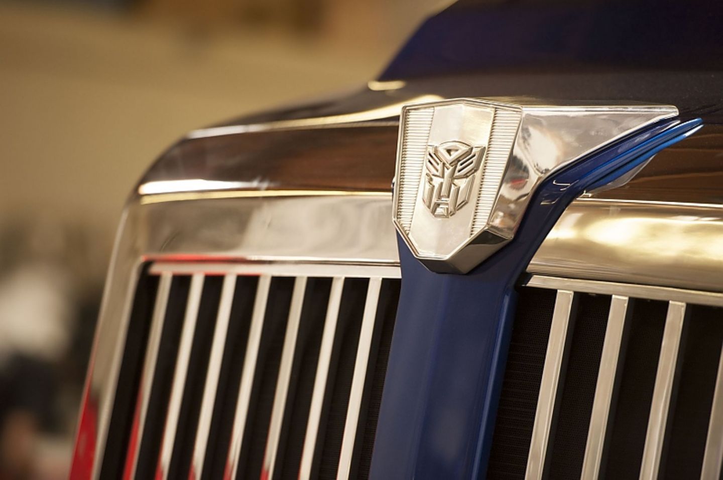 Das Emblem der Autobots ist am Kühler zu erkennen