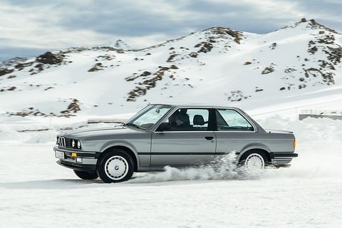 Der BMW 3er (E 21) aus den 1980er Jahren bittet ohne ESP oder sonstige Spielereien zum Schneewalzer