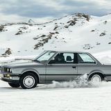 Der BMW 3er (E 21) aus den 1980er Jahren bittet ohne ESP oder sonstige Spielereien zum Schneewalzer