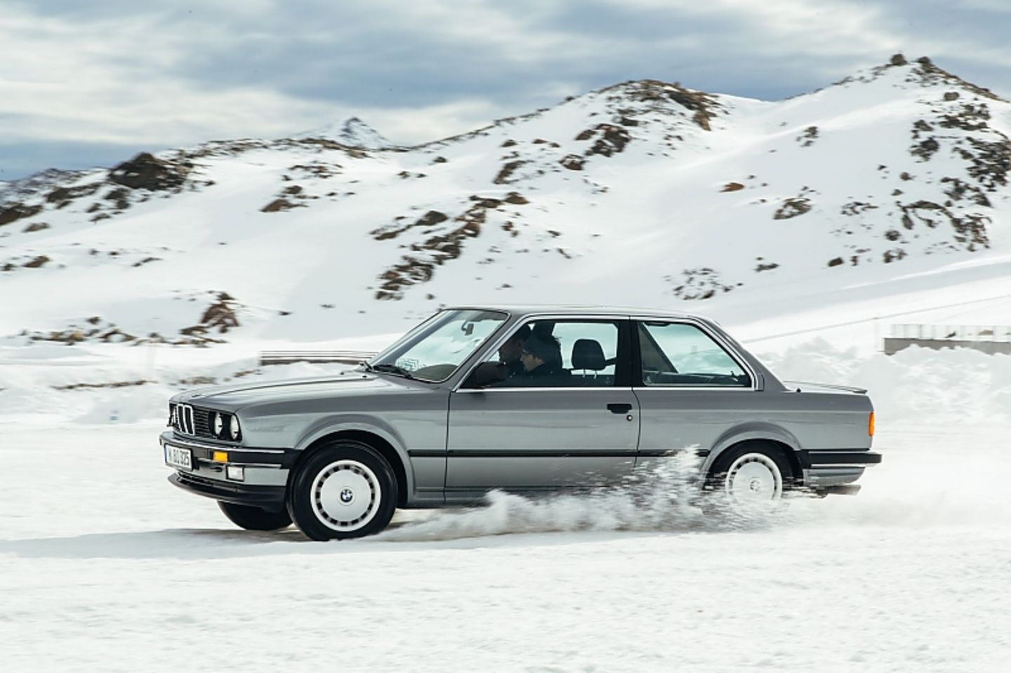 Der BMW 3er (E 21) aus den 1980er Jahren bittet ohne ESP oder sonstige Spielereien zum Schneewalzer