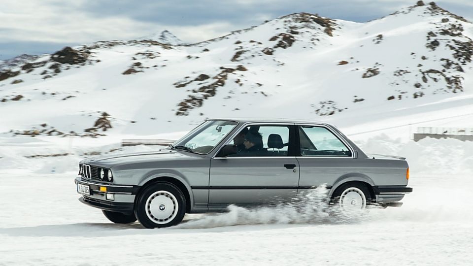 Der BMW 3er (E 21) aus den 1980er Jahren bittet ohne ESP oder sonstige Spielereien zum Schneewalzer
