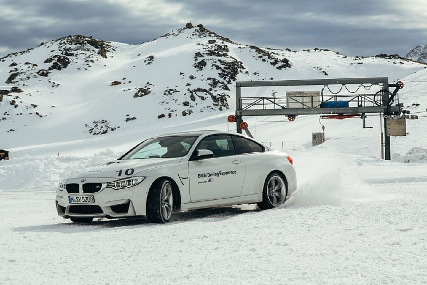 So ein Winter-Fahrertraining kostet rund 1.500 Euro