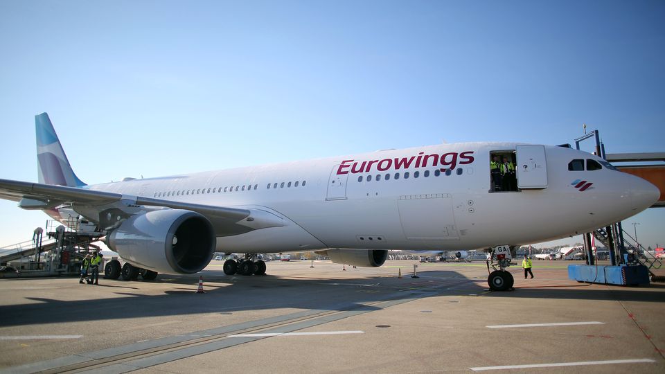 Bis Mai 2016 soll die Langstreckenflotte von Eurowings, die im Moment aus nur zwei Airbus A330-200 besteht, auf vier Maschinen verdoppelt werden. In Cockpit und Kabine arbeitet Personal der türkisch-deutschen Airline Sun Express.