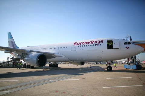 Bis Mai 2016 soll die Langstreckenflotte von Eurowings, die im Moment aus nur zwei Airbus A330-200 besteht, auf vier Maschinen verdoppelt werden. In Cockpit und Kabine arbeitet Personal der türkisch-deutschen Airline Sun Express.