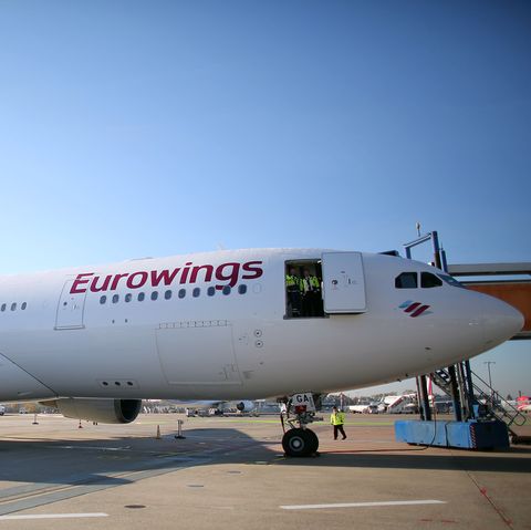 Bis Mai 2016 soll die Langstreckenflotte von Eurowings, die im Moment aus nur zwei Airbus A330-200 besteht, auf vier Maschinen verdoppelt werden. In Cockpit und Kabine arbeitet Personal der türkisch-deutschen Airline Sun Express.