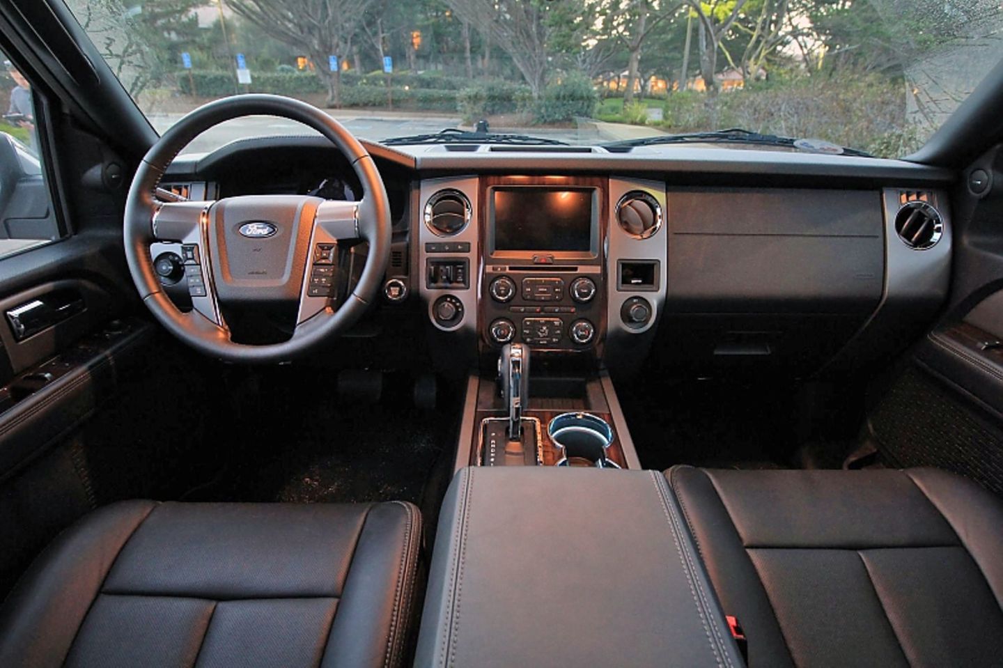 Das Cockpit des Ford Expedition.