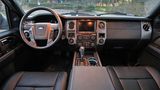 Das Cockpit des Ford Expedition.
