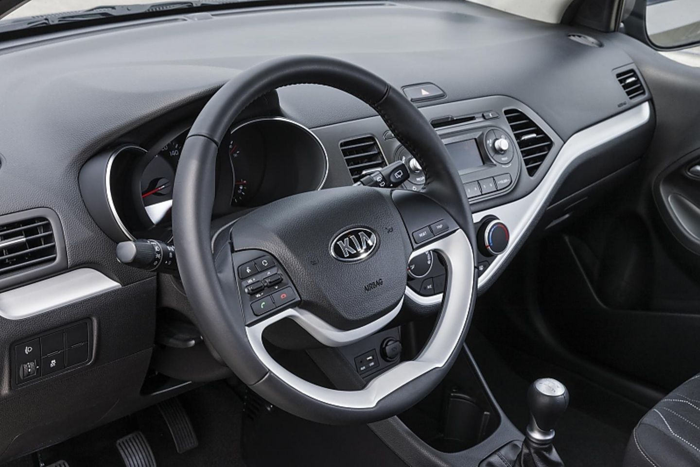 Das Cockpit eine gut ausgestatteten Kia Picanto