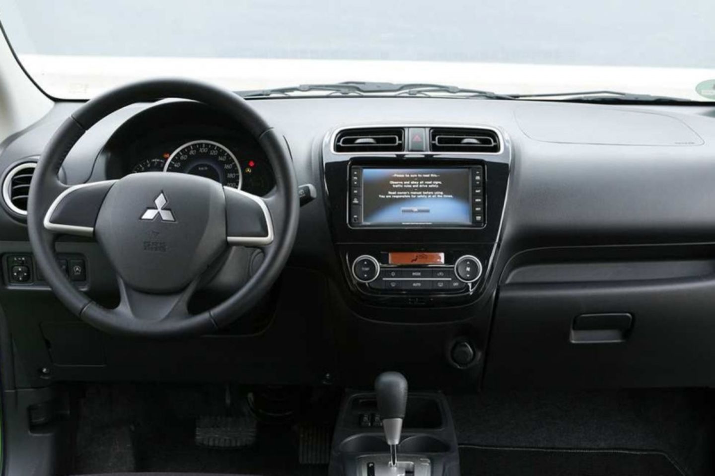 Viel Hartplastik: Das Cockpit des Mitsubishi Space Star