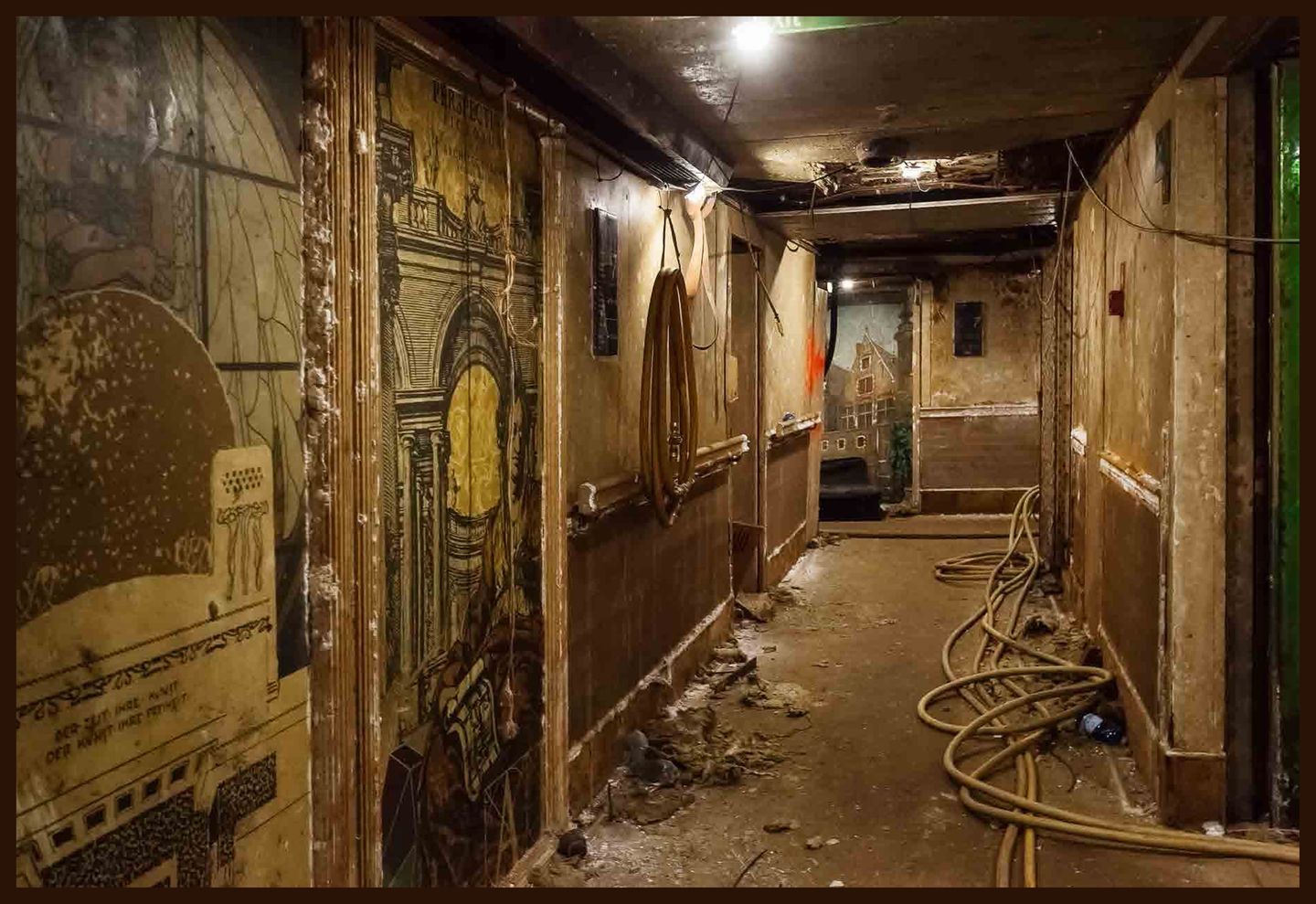 Die 13 Decks der "Costa Concordia"  standen für 13 europäische Länder: Die Wand dieses Ganges auf dem Austra-Deck ziert der Spruch "Der Zeit ihre Kunst, der Kunst ihre Freiheit", ein Satz des österreich-ungarischen Schriftstellers Ludwig Hirsch.