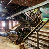 Im Treppenhaus beim Ortstermin vor dem Abwracken: Fette Schläuche winden sich durch die öffentlichen Räumlichkeiten.