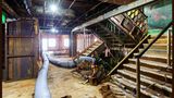 Im Treppenhaus beim Ortstermin vor dem Abwracken: Fette Schläuche winden sich durch die öffentlichen Räumlichkeiten.