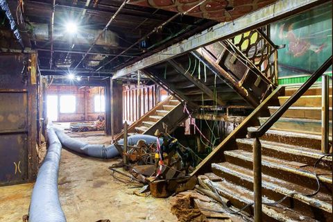 Im Treppenhaus beim Ortstermin vor dem Abwracken: Fette Schläuche winden sich durch die öffentlichen Räumlichkeiten.