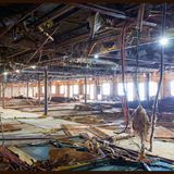 "Die Gesamtkosten der Demontage, die zum jetzigen Zeitpunkt noch nicht abgeschlossen ist, belaufen sich angeblich auf 1,5 Milliarden Euro", schreibt Christoph Schaden in seinem Vorwort.