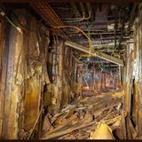 Chaos im Schoffskoloss: Dieses Teil des Rumpfes lag monatelang unter Wasser. Decke und Wände sind dem Verfall preis gegeben.