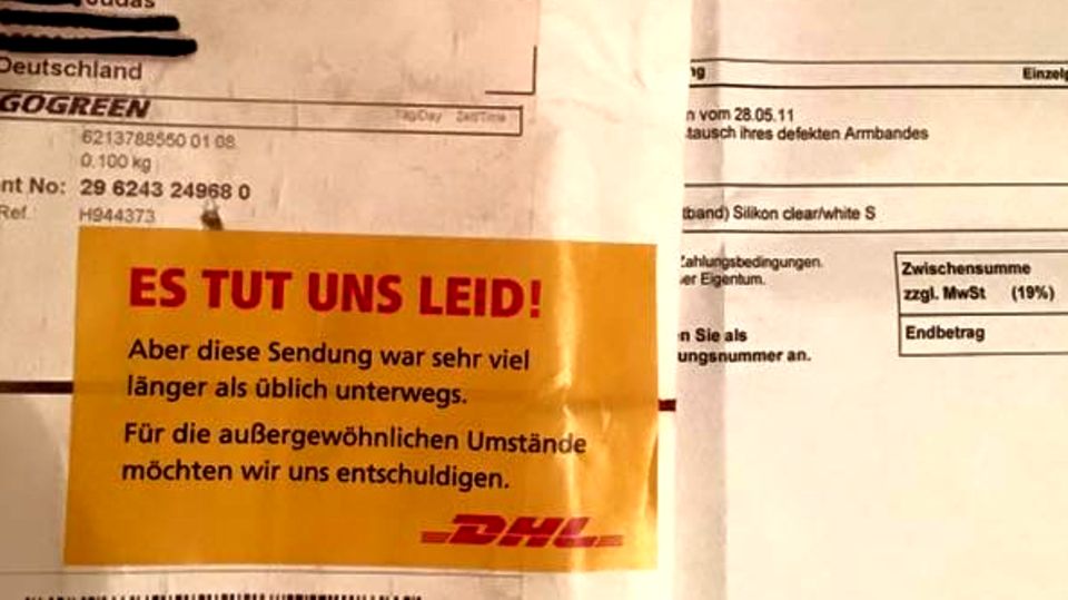 Paketaufkleber von DHL: "Es tut uns leid"