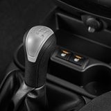 Geschaltet wird per manuellem Fünfgang-Getriebe .