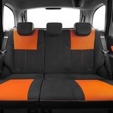 Hinten dürfen drei Personen sitzen.