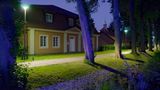 In Rietberg wird eine Allee ausgeleuchtet