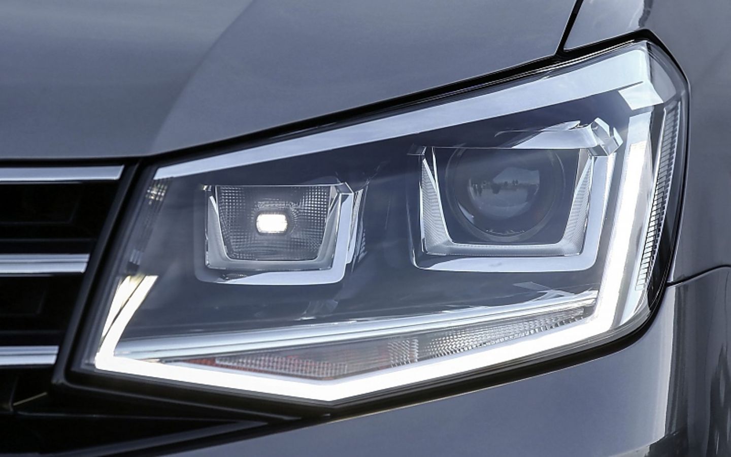 Die Doppelhalogenscheinwerfer des neuen VW Caddy Alltrack.