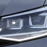 Die Doppelhalogenscheinwerfer des neuen VW Caddy Alltrack.