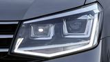 Die Doppelhalogenscheinwerfer des neuen VW Caddy Alltrack.