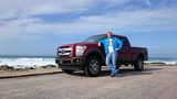 Redakteur Marcel Sommer neben dem Ford F-350.