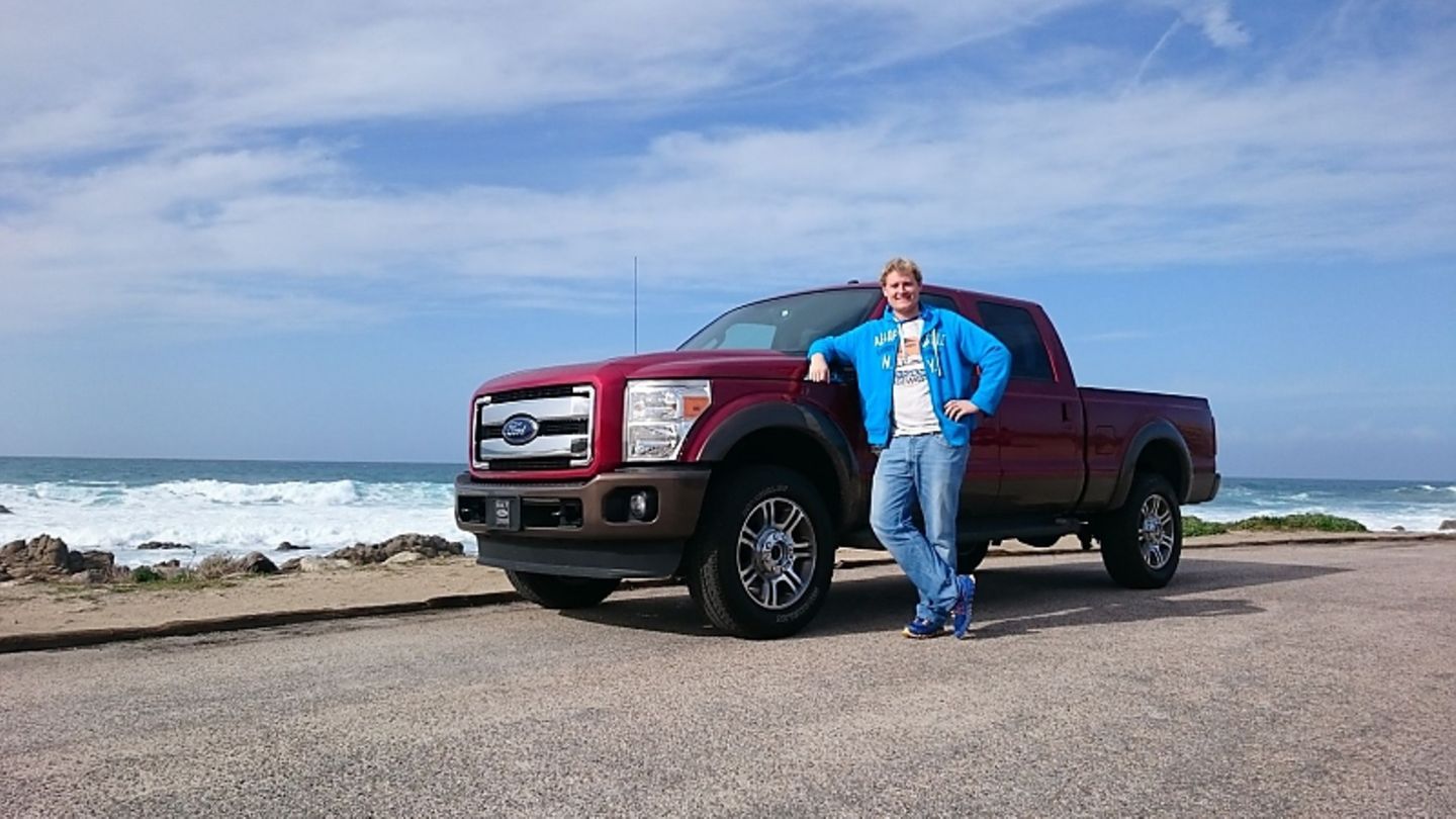 Redakteur Marcel Sommer neben dem Ford F-350.
