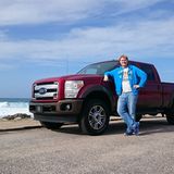 Redakteur Marcel Sommer neben dem Ford F-350.