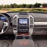 Das Cockpit des Ford F-350 SRW 4x4 King Ranch CrewCab.