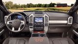 Das Cockpit des Ford F-350 SRW 4x4 King Ranch CrewCab.