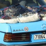 Das lebende Geflügel darf hinten auf dem Kofferraum Platz nehmen.