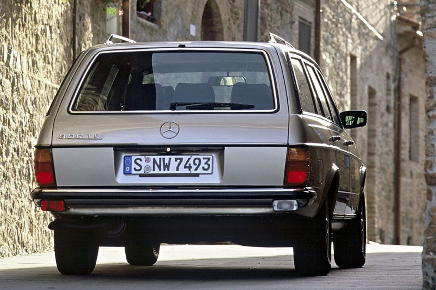 Ein schöner Rücken entzückt das Publikum: Die Gestaltung des "Stationswagens" als Kombi-Version der Mercedes-Benz Baureihe 123 war rundum gelungen. Die T-Modelle debütierten 1977 Ein schöner Rücken entzückt das Publikum: Die Gestaltung des "Stationswagens" als Kombi-Version der Mercedes-Benz Baureihe 123 w