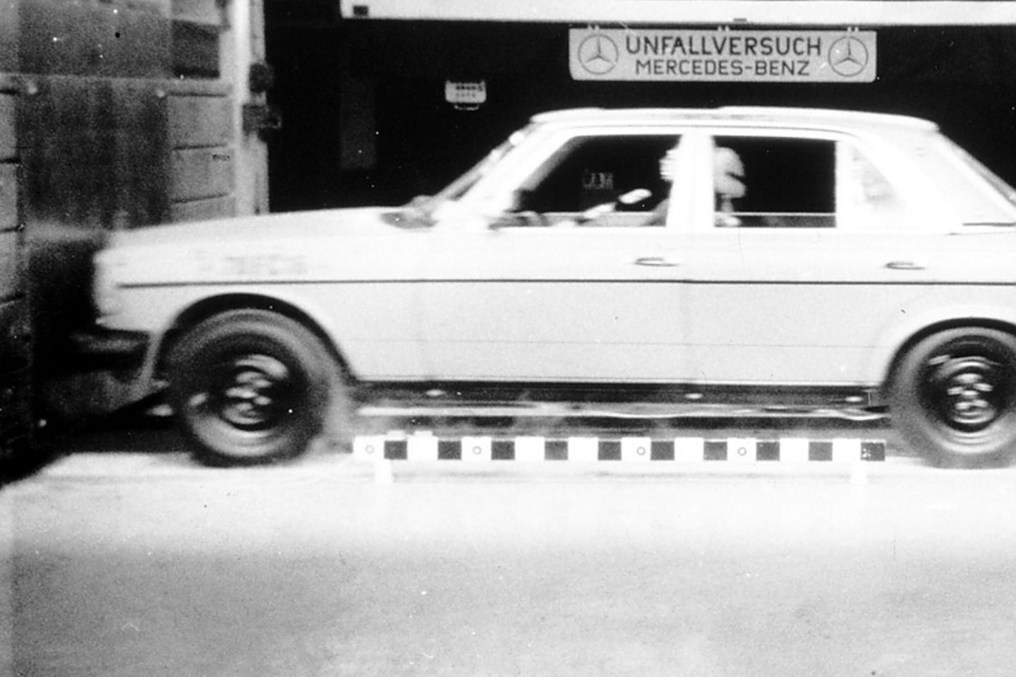 Unfallversuch: Hochgeschwindigkeitsaufnahme in der Phase 1 eines Kollisionsversuchs mit einer Limousine der Mercedes-Benz Baurei