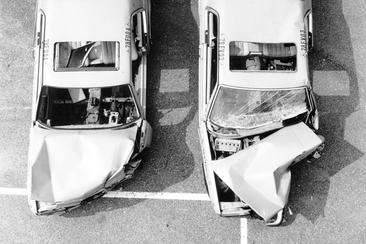 Unfallversuch: Zwei Coupés der 1977 vorgestellten Mercedes-Benz Baureihe C 123 nach dem Einsatz in der Versuchsanlage bei einem