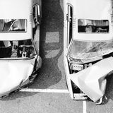 Unfallversuch: Zwei Coupés der 1977 vorgestellten Mercedes-Benz Baureihe C 123 nach dem Einsatz in der Versuchsanlage bei einem